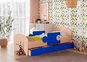 Кровать детская с бортиками и ящиком Мозайка, корпус Млечный дуб/фасад Синий (ламели) в Астрахани