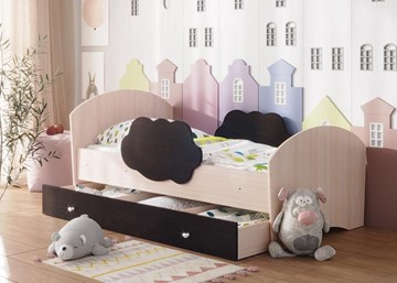 Детская кровать с бортиками Тучка с ящиком, корпус Дуб млечный, фасад Венге в Астрахани